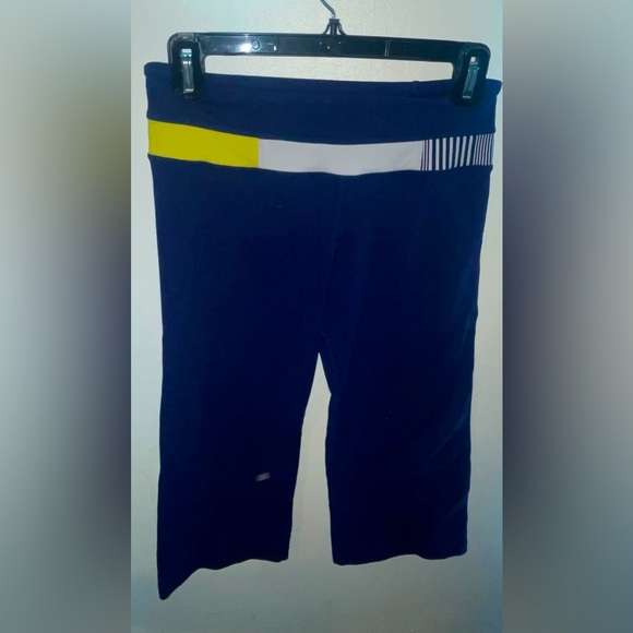 Lululemon Crop in Navy Blue - Picture 1 of 4